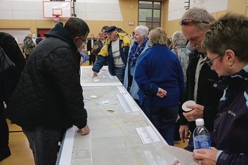 Canstar Community News Nov. 7, 2017 - Community members look at the Chief Peguis Trail Extension preliminary design at the  information session on Nov. 7 at Red River Community Centre. (LIGIA BRAIDOTTI/CANSTAR COMMUNITY NEWS/TIMES)