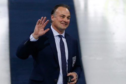 JOHN WOODS / WINNIPEG FREE PRESS
Dale Hawerchuk waves to the crowd as he is inducted into the Winnipeg Jets Hall of Fame prior to a Winnipeg Jets game against the Arizona Coyotes Tuesday, November 14, 2017.