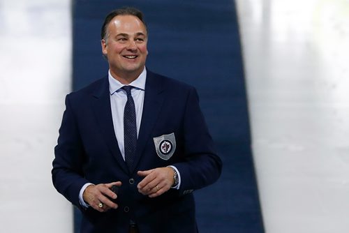 JOHN WOODS / WINNIPEG FREE PRESS
Dale Hawerchuk looks to the crowd as he is inducted into the Winnipeg Jets Hall of Fame prior to a Winnipeg Jets game against the Arizona Coyotes Tuesday, November 14, 2017.