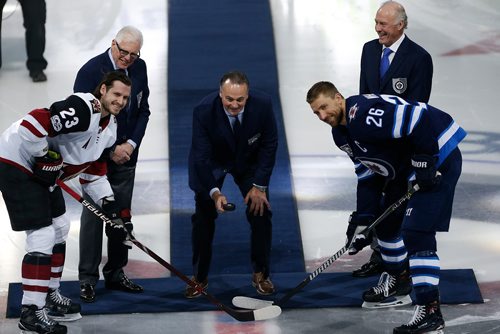 JOHN WOODS / WINNIPEG FREE PRESS
Dale Hawerchuk is joined by Ulf Nilsson (L) and Anders Hedberg (R) as he drops the puck after he is inducted into the Winnipeg Jets Hall of Fame prior to a Winnipeg Jets game against the Arizona Coyotes Tuesday, November 14, 2017.