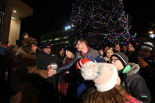 TREVOR HAGAN / WINNIPEG FRESS
Antony van Ginkel shakes Mayor Brian Bowman's hand after he pressed the button to light up the button to light up the 42 foot tree he donated as this years Christmas Tree in front of City Hall, Friday, November 17, 2017.