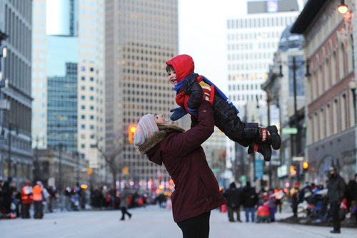 Caitlyn (left) and Elliot (right) having fun and keeping warm as they await the start of the 2017 Santa Claus Parade. November 18, 2017 Mike Sudoma / Winnipeg Free Press