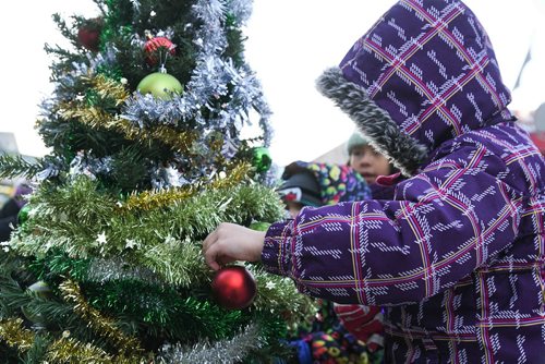 Children getting an early start on the Christmas Tree decorating activities at the 2017 Santa Claus Parade Saturday night. November 18, 2017. Mike Sudoma / Winnipeg Free Press