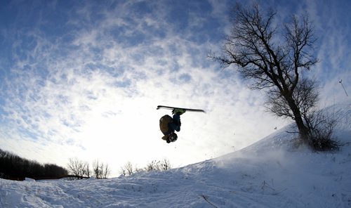TREVOR HAGAN / WINNIPEG FREE PRESS
Rylan Halladay, 16, a member of the Manitoban Freestyle Ski Team, skiing as Stony Mountain celebrated its earliest start of the season, Sunday, November 19, 2017.