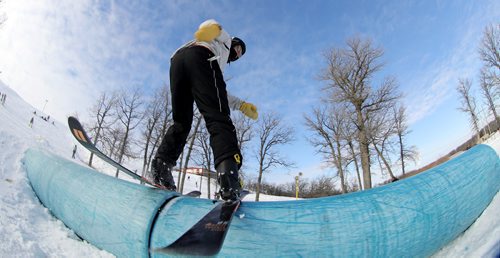 TREVOR HAGAN / WINNIPEG FREE PRESS
Owen Lothian, 18, skiing as Stony Mountain celebrated its earliest start of the season, Sunday, November 19, 2017.