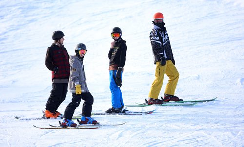 TREVOR HAGAN / WINNIPEG FREE PRESS
Skiers and Snowboarders including some members of the Manitoba Freestyle Ski Team, enjoying the first day at Stony Mountain as the hill celebrated its earliest start of the season, Sunday, November 19, 2017.