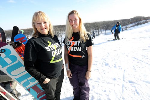 TREVOR HAGAN / WINNIPEG FREE PRESS
Heather Dewar and her daughter, Camryn Dewar, at Stony Mountain Ski Hill on their earlier opening day ever, Sunday, November 19, 2017.