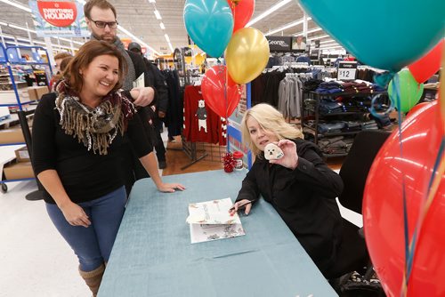 JOHN WOODS / WINNIPEG FREE PRESS
Jann Arden poses for a photo with Chrissy Price who gave her a rock painting of her dog Midi after signing her book Feeding My Mother at a Winnipeg store Monday, November 20, 2017.