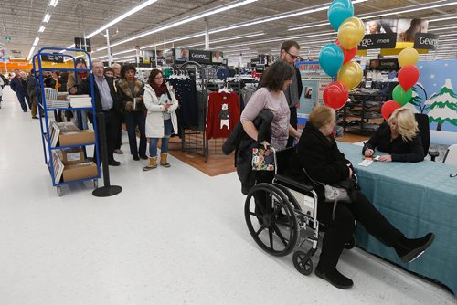 JOHN WOODS / WINNIPEG FREE PRESS
A couple of hundred people came out to meet Jann Arden who was signing her book Feeding My Mother at a Winnipeg store Monday, November 20, 2017.