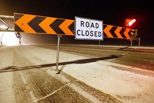 JOHN WOODS / WINNIPEG FREE PRESS
Highway 1 west of Headingley closed due to blowing snow Monday, November 20, 2017.