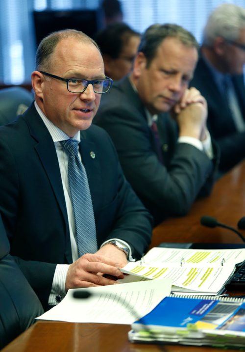 WAYNE GLOWACKI / WINNIPEG FREE PRESS

At left, Finance Chairman Scott Gillingham tables the 2018 Preliminary Budget at the EPC meeting at City Hall Wednesday. Aldo Santin story.  Nov. 22  2017