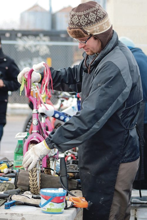 Canstar Community News Nov. 14, 2017 - Anders Annel, shop manager with The WRENCH, fixes a kids bike. (LIGIA BRAIDOTTI/CANSTAR COMMUNITY NEWS/TIMES)