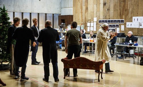 MIKE DEAL / WINNIPEG FREE PRESS
A behind the scene look during rehearsal for the Royal Manitoba Theatre Centre's production of A Christmas Carol.
171108 - Wednesday, November 08, 2017.