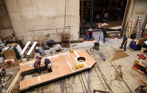 MIKE DEAL / WINNIPEG FREE PRESS
Set builders put together Scrooge's house during a behind the scene look of the preparation for the Royal Manitoba Theatre Centre's production of A Christmas Carol.
171116 - Thursday, November 16, 2017.