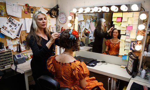 MIKE DEAL / WINNIPEG FREE PRESS
Beverley Covert, wig and makeup supervisor at the RMTC, works on a wig for Heather Russell who plays Ms. Jones for the Royal Manitoba Theatre Centre's production of A Christmas Carol.
171122 - Wednesday, November 22, 2017.
