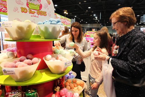 RUTH BONNEVILLE / WINNIPEG FREE PRESS

Sara Knutson (9yrs) her mom Jann Knutson and her grandmother Grace Tetreau try out all the many different kinds of bath bombs at the Happy Hippo Bath co. booth at the  Signatures Craft Show
on Saturday.  
Standup photo 
Nov 25, 2017