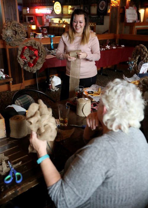 TREVOR HAGAN / WINNIPEG FREE PRESS
Tracy Smith, of Wreaths by Tracy, teaches a group how to make wreaths at Tavern United McPhillips, Sunday, November 26, 2017.