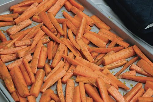 Canstar Community News Nov. 21, 2017 - Victory School students learned to make healthy french fries with carrots. (LIGIA BRAIDOTTI/CANSTAR COMMUNITY NEWS/TIMES)