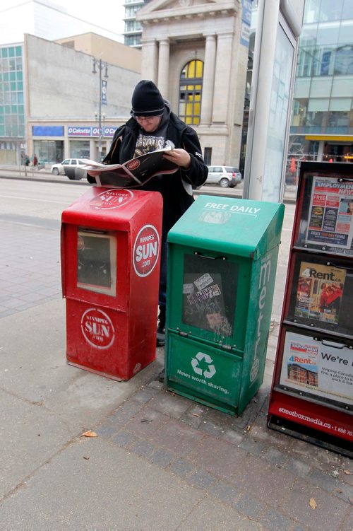 BORIS MINKEVICH / WINNIPEG FREE PRESS
Metro paper boxes on Portage Ave. in downtown winnipeg. Nov. 27, 2017