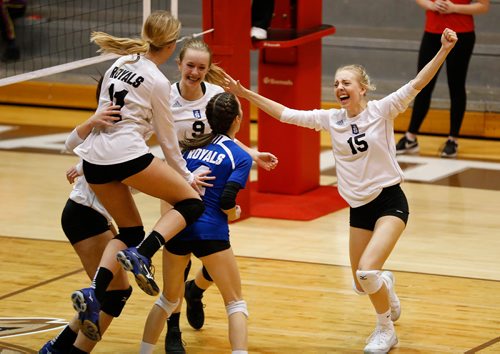 JOHN WOODS / WINNIPEG FREE PRESS
Lord Selkirk Regional Royals' Holly Feschuk (15) and her teammates celebrate defeating the Vincent Massey Vikings in three straight sets to win the 2017 MHSAA AAAA JV Provincial Volleyball final at the University of Manitoba Monday, November 27, 2017.