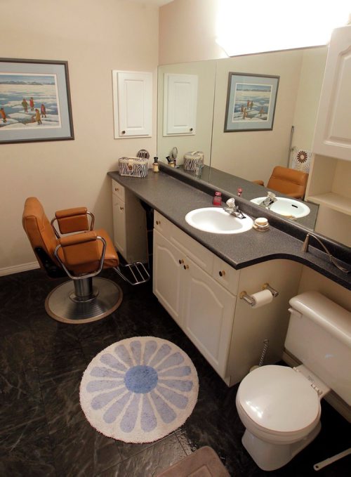 BORIS MINKEVICH / WINNIPEG FREE PRESS
RESALE HOMES - 124 Vanderbilt Drive in Whyte Ridge. Realtor Carla Arnason. Lower level bathroom with salon chair. Nov. 28, 2017