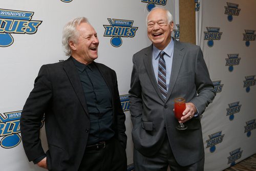 JOHN WOODS / WINNIPEG FREE PRESS
Ab MacDonald (R) shares a laugh with former Toronto Maple Leaf Darryl Sittler at the Winnipeg Blues Gala Fundraising Dinner Tuesday, November 28, 2017.
