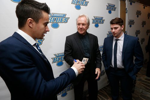 JOHN WOODS / WINNIPEG FREE PRESS
Brandon Marquez (L), right wing and Kyle Wiltshire (R), centre with the Winnipeg Blues get a card signed by former Toronto Maple Leaf Darryl Sittler at the Winnipeg Blues Gala Fundraising Dinner Tuesday, November 28, 2017.