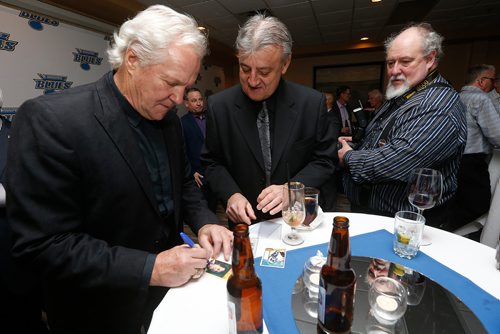 JOHN WOODS / WINNIPEG FREE PRESS
Tim Schick, head scout and assistant GM with the Winnipeg Blues get some cards signed by former Toronto Maple Leaf Darryl Sittler at the Winnipeg Blues Gala Fundraising Dinner Tuesday, November 28, 2017.