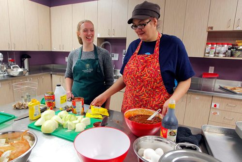 BORIS MINKEVICH / WINNIPEG FREE PRESS
Sonia Cashman, right, a single Indigenous mother who used to depend on the West Central Womens Resource Centre prepares a meal that she will serve Friday for lunch for the entire centre. Shes done so several times previously, starting in 2014. Left is WCWRC director of communications and fundraising Denise MacDonald. ERIK PINDERA STORY Nov. 30, 2017