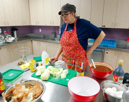 BORIS MINKEVICH / WINNIPEG FREE PRESS
Sonia Cashman, a single Indigenous mother who used to depend on the West Central Womens Resource Centre, prepares the meal she will serve Friday for lunch for the entire centre. Shes done so several times previously starting in 2014. ERIK PINDERA STORY Nov. 30, 2017