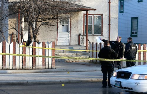 WAYNE GLOWACKI / WINNIPEG FREE PRESS

Winnipeg Police Forensics officers at a crime scene in front of a two storey building in the 400 block of William Ave.near Gertie St. Friday morning. Bill Redekop story. Dec.1 2017
