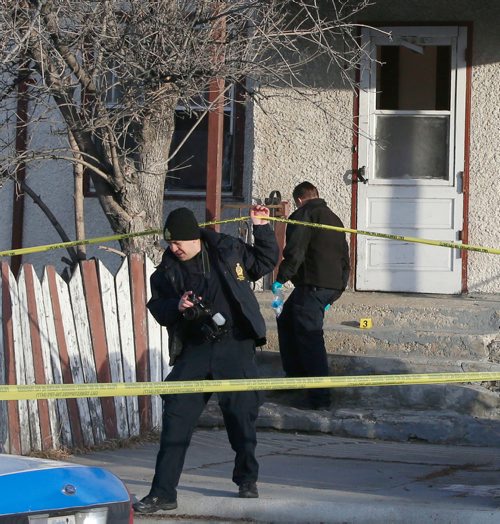 WAYNE GLOWACKI / WINNIPEG FREE PRESS

Winnipeg Police Forensics officers at a crime scene in front of a two storey building in the 400 block of William Ave.near Gertie St. Friday morning. Bill Redekop story. Dec.1 2017