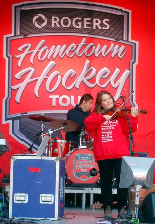 BORIS MINKEVICH / WINNIPEG FREE PRESS
The Rogers Hometown Hockey Tour at the Forks. Local fiddle player Patti Kusturok entertains from their stage on site. STANDUP PHOTO  Dec. 2, 2017