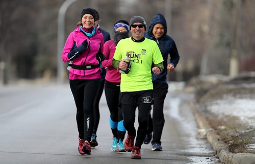 TREVOR HAGAN / WINNIPEG FREE PRESS
Retired teacher, Michael Bennett, right, planned to raise $3000 for Art City as he ran 58.241km's looping around Wellington Crescent and Wolesely, Sunday, December 3, 2017.