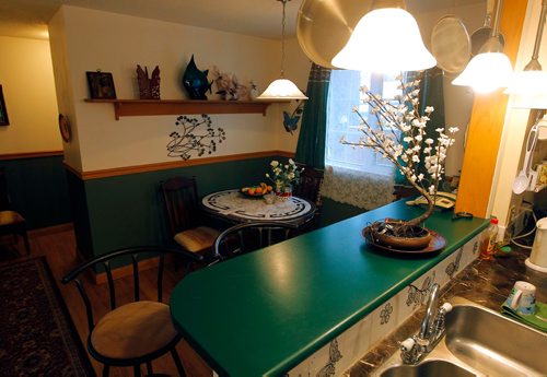 BORIS MINKEVICH / WINNIPEG FREE PRESS
RESALE HOMES - 495 Borebank Street. Kitchen eating area. TODD LEWYS STORY. Dec. 4, 2017