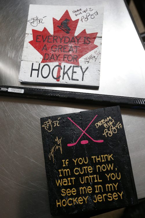 JOHN WOODS / WINNIPEG FREE PRESS
Some items that were signed by team Canada hockey players Bailey Bram, Jocelyne Larocque and Brigette Lacquette in St Anne Monday, December 4, 2017. Canada plays the USA tomorrow in Winnipeg