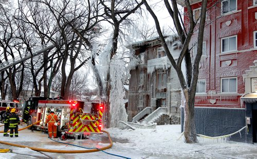 BORIS MINKEVICH / WINNIPEG FREE PRESS
Apartment fire that started last night at around 10:45pm at 489 Furby Street (near Ellice Ave.) Crews at scene in the morning. Dec. 5, 2017