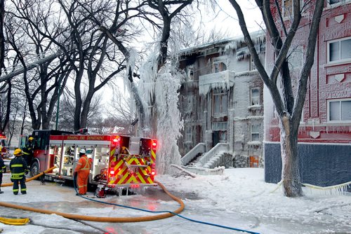 BORIS MINKEVICH / WINNIPEG FREE PRESS
Apartment fire that started last night at around 10:45pm at 489 Furby Street (near Ellice Ave.) Crews at scene in the morning. Dec. 5, 2017