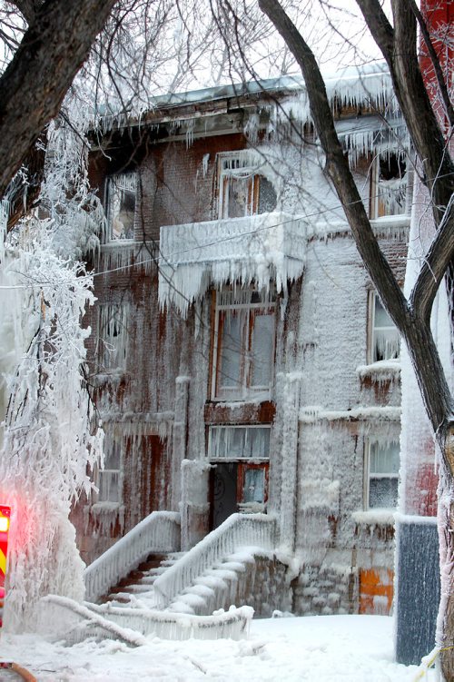 BORIS MINKEVICH / WINNIPEG FREE PRESS
Apartment fire that started last night at around 10:45pm at 489 Furby Street (near Ellice Ave.) It was an icy scene in the morning. Dec. 5, 2017