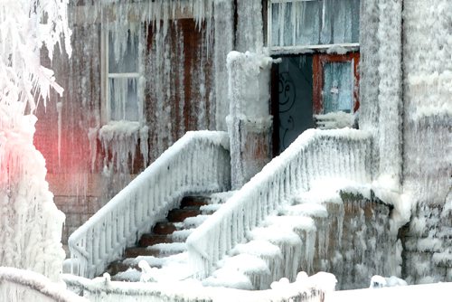 BORIS MINKEVICH / WINNIPEG FREE PRESS
Apartment fire that started last night at around 10:45pm at 489 Furby Street (near Ellice Ave.) An icy scene in the morning. Dec. 5, 2017