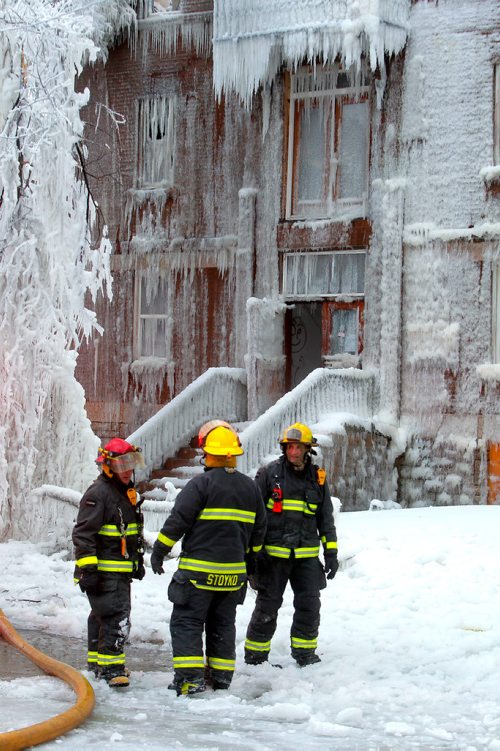 BORIS MINKEVICH / WINNIPEG FREE PRESS
Apartment fire that started last night at around 10:45pm at 489 Furby Street (near Ellice Ave.) Crews at scene in the morning. Dec. 5, 2017