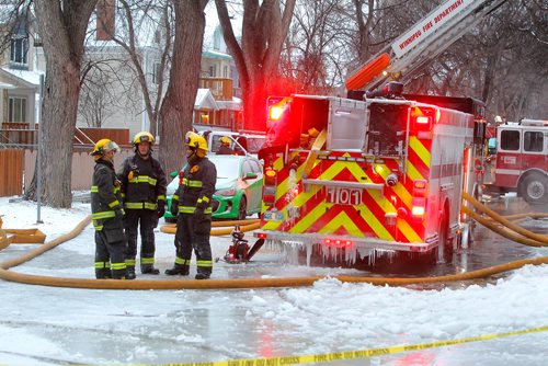 BORIS MINKEVICH / WINNIPEG FREE PRESS
Apartment fire that started last night at around 10:45pm at 489 Furby Street (near Ellice Ave.) Various scene shots from the scene. Dec. 5, 2017