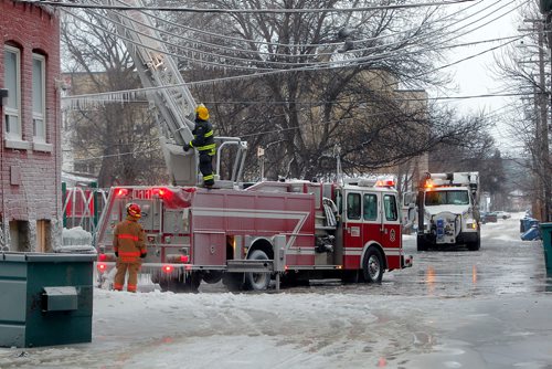 BORIS MINKEVICH / WINNIPEG FREE PRESS
Apartment fire that started last night at around 10:45pm at 489 Furby Street (near Ellice Ave.) Various shots from the back lane of address. Dec. 5, 2017