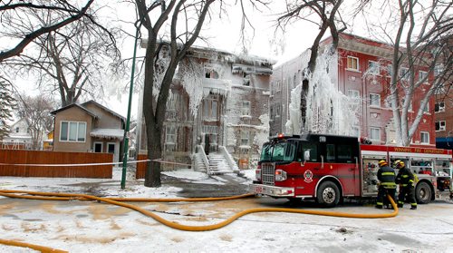 BORIS MINKEVICH / WINNIPEG FREE PRESS
Apartment fire that started last night at around 10:45pm at 489 Furby Street (near Ellice Ave.) Various scene shots from the scene. Dec. 5, 2017
