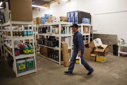 MIKE DEAL / WINNIPEG FREE PRESS
Neil Orr stocking shelves at Canadian Wholesale Hydroponics in Winnipeg, Manitoba.
171114 - Tuesday, November 14, 2017.