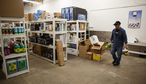 MIKE DEAL / WINNIPEG FREE PRESS
Neil Orr stocking shelves at Canadian Wholesale Hydroponics in Winnipeg, Manitoba.
171114 - Tuesday, November 14, 2017.