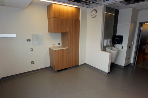 BORIS MINKEVICH / WINNIPEG FREE PRESS
Photo from tour of new HSC Winnipeg Womens Hospital. Unfinished recovery room. JANE STORY. Dec. 6, 2017