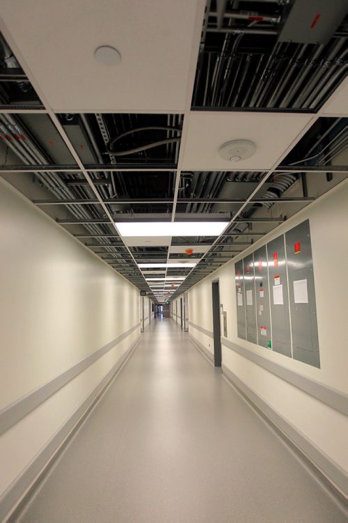 BORIS MINKEVICH / WINNIPEG FREE PRESS
Photo from tour of new HSC Winnipeg Womens Hospital. Long hallway. JANE STORY. Dec. 6, 2017