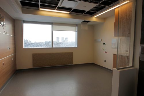 BORIS MINKEVICH / WINNIPEG FREE PRESS
Photo from tour of new HSC Winnipeg Womens Hospital. Empty recovery room. JANE STORY. Dec. 6, 2017