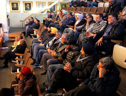 BORIS MINKEVICH / WINNIPEG FREE PRESS
People including cab drivers line the gallery of Winnipeg City Hall. ALDO SANTIN STORY. Dec. 6, 2017